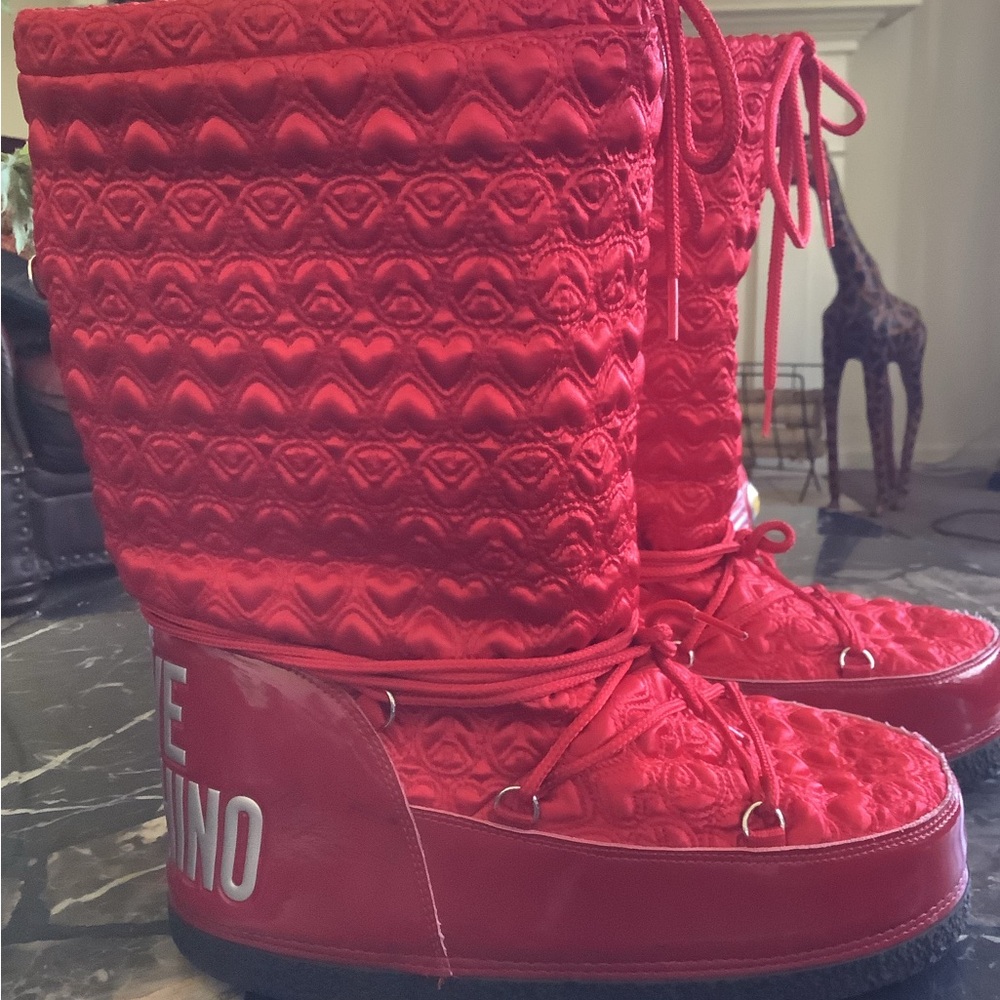 Authentic Love Moschino Red Satin Hearts & Peace Sign Moon Snow Boots Sz 41/43